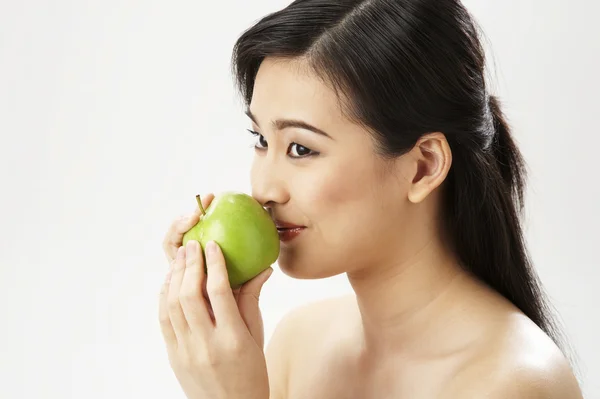 Almát tartó fiatal nő — Stock Fotó