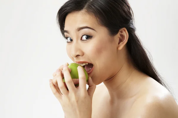 リンゴを持っている若い女性 — ストック写真