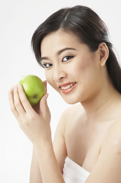 Young woman holding apple — Stock Photo, Image