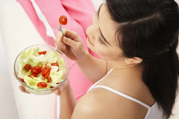 Giovane donna mangiare insalata — Foto Stock