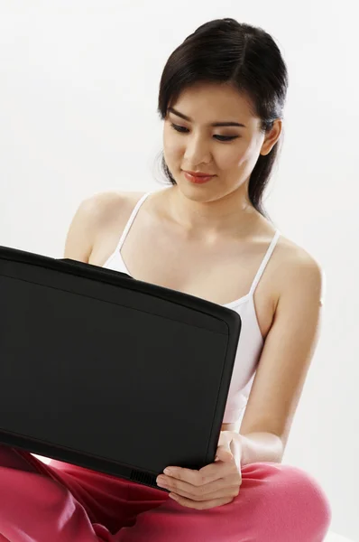 Kvinna på bärbar dator — Stockfoto