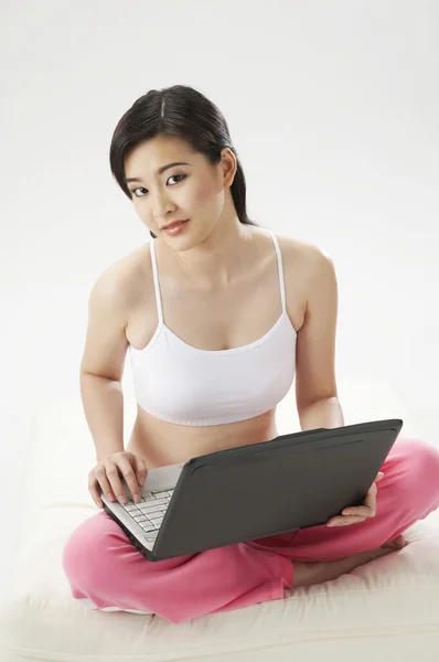 Vrouw op laptop — Stockfoto