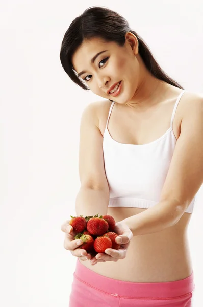 Jeune femme tenant des fraises — Photo