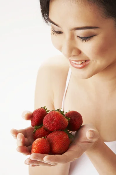 Young woman holding strawberries — Stock Photo, Image