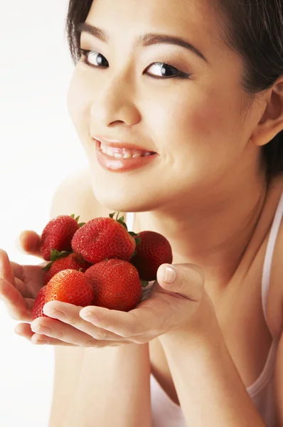 Jeune femme tenant des fraises — Photo