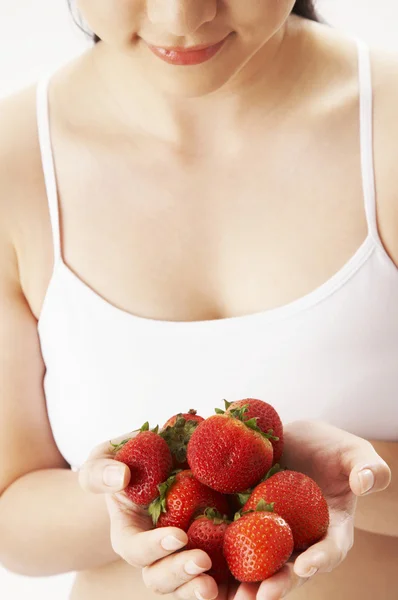 Jonge vrouw bedrijf aardbeien — Stockfoto