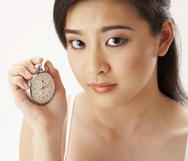 Νέα γυναίκα που κρατά ένα χρονόμετρο — Φωτογραφία Αρχείου