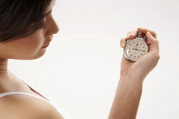 Giovane donna che tiene un orologio stop — Foto Stock