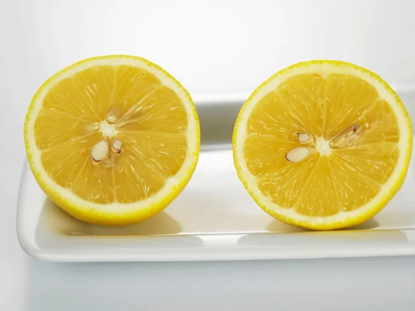 Skivor av citron på den vita tillbaka marken — Stockfoto