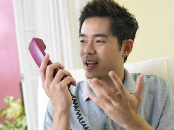 Человек, говорящий по телефону с помощью рук — стоковое фото
