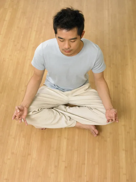 Man doing yoga — Stock Photo, Image
