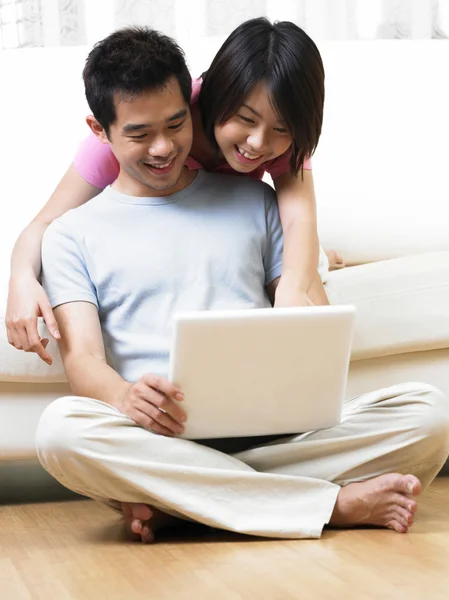 Paar is surfen op het internet samen. — Stockfoto