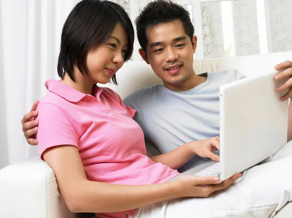 Casal surfar na internet juntos na sala de estar — Fotografia de Stock