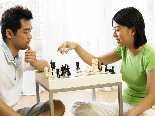 Casal jogando xadrez em casa — Fotografia de Stock