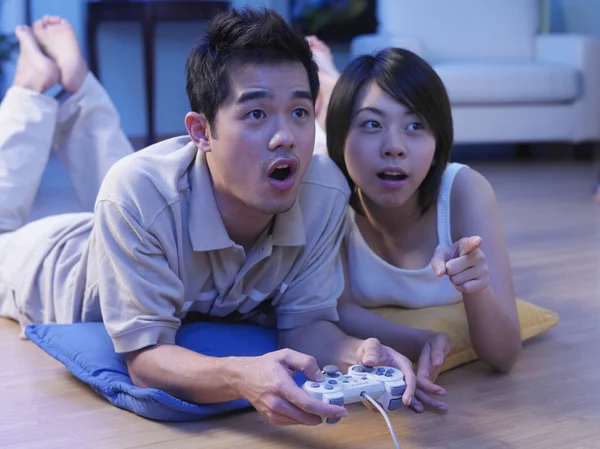 Casal jogando jogo de tv em casa — Fotografia de Stock