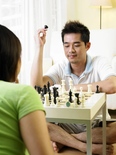 Koppel challanging elkaar in schaakspel — Stockfoto