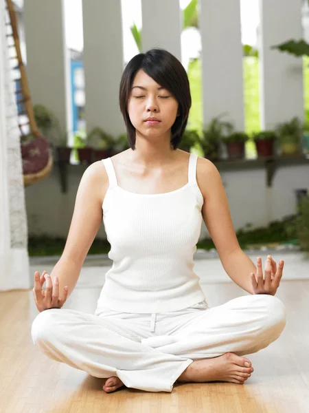 Woman practising yoga at home — Stock Photo, Image