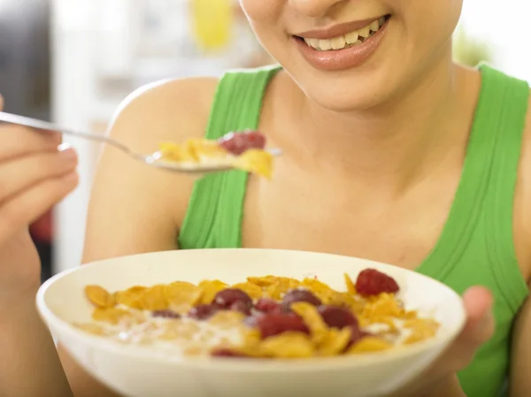 A lady having cereal with strawberry — Stock Photo, Image