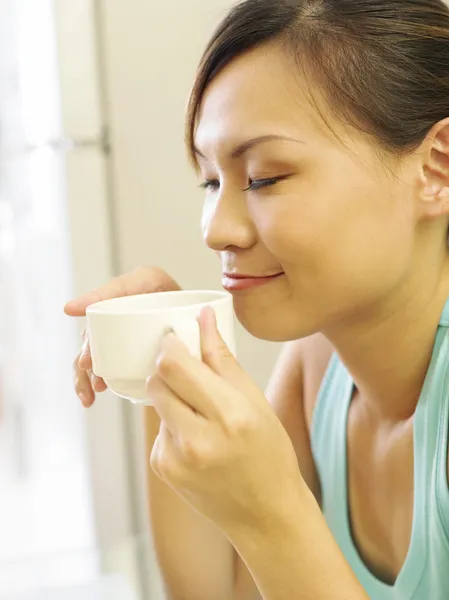 Una dama sosteniendo su taza de café — Foto de Stock
