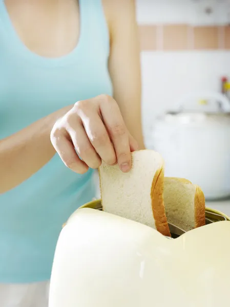 Una mano di donna sta preparando un pane tostato — Foto Stock