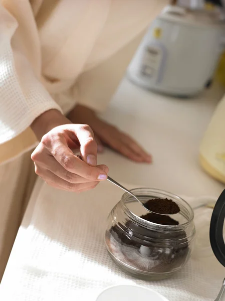 Nainen kaataa kuumaa vettä teekannuun. — kuvapankkivalokuva