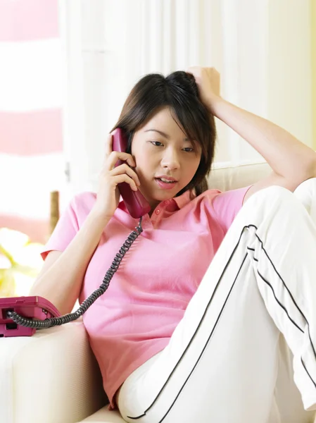 Ung kvinna med samtal på telefonen — Stockfoto