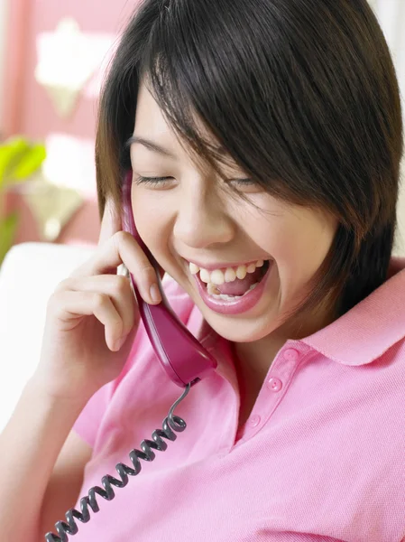 Ung kvinna med samtal på telefonen — Stockfoto