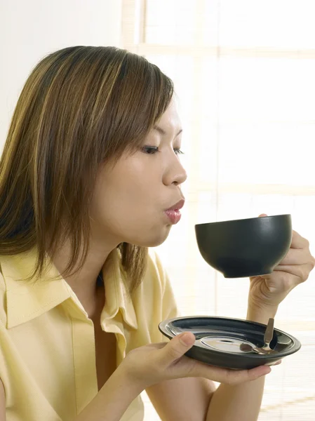 Mladá dáma drží šálek čaje — Stock fotografie