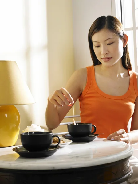 Mujer joven haciendo taza de té — Foto de Stock