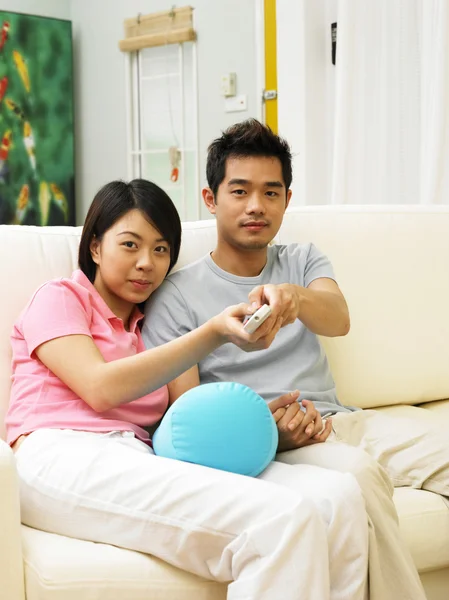 Couple watching television together — Stock Photo, Image