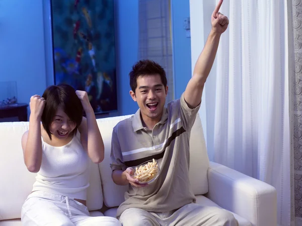 Couple obtient excité tandis que regarder la télévision — Photo