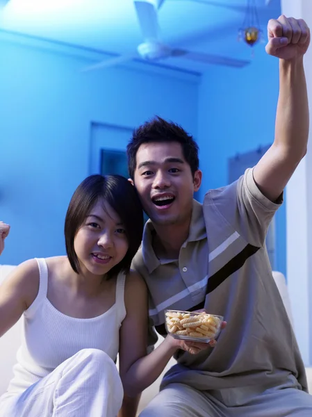 Couple gets excited while watching tv — Stock Photo, Image