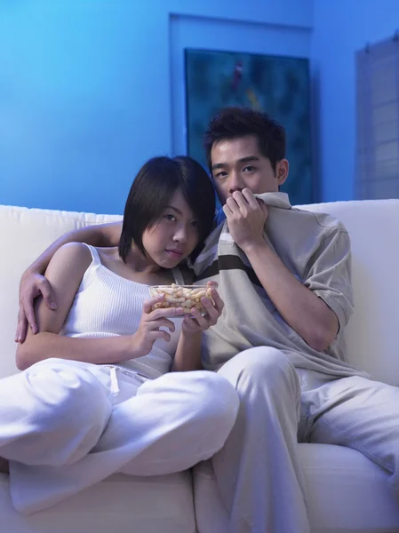 Paar krijgt opgewonden terwijl u tv kijkt — Stockfoto