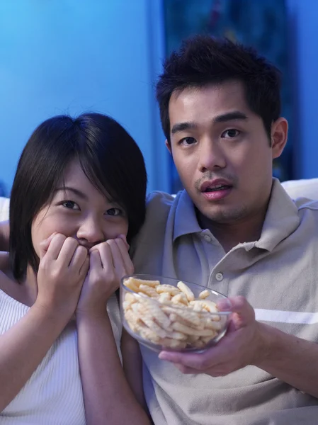 Par blir upphetsad medan du tittar på tv — Stockfoto