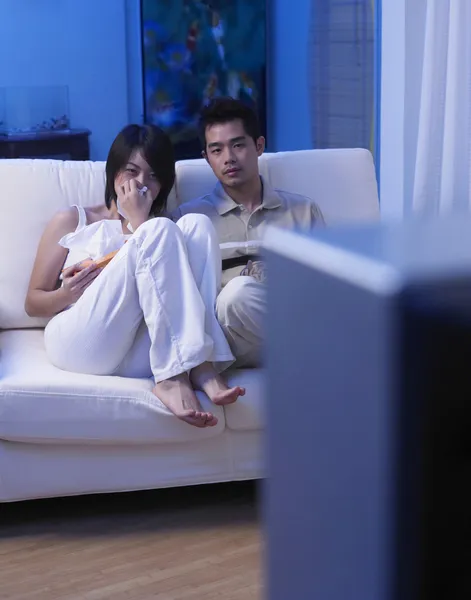 Couple gets sad while watching tv — Stock Photo, Image