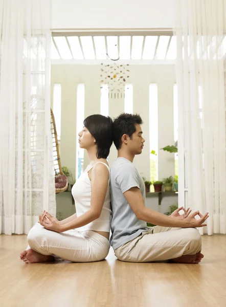 Couple practising yoga together — Stock Photo, Image