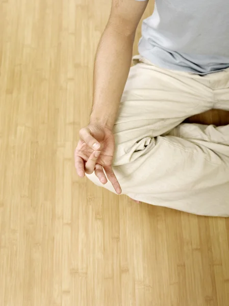 Człowieka w jego pozycji jogi — Zdjęcie stockowe
