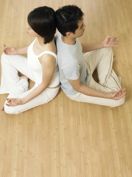 Paar praktiserende yoga samen — Stockfoto