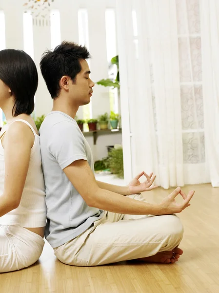 Пара практикує йогу разом — стокове фото