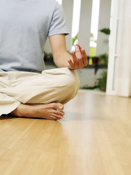 Primer plano del hombre en su posición de yoga — Foto de Stock