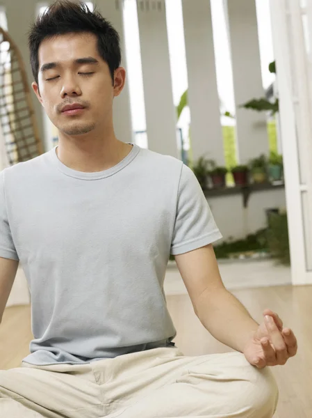 Чоловік у своїй позиції йоги — стокове фото