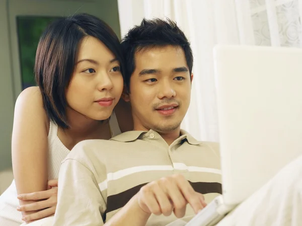 Couple is surfing the internet together — Stock Photo, Image