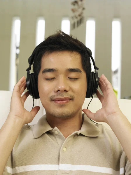 Jonge man uit zich in de muziek die hij luistert — Stockfoto