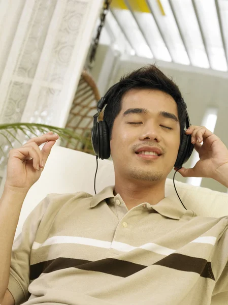 Young man expressing himself to the music he is listening — Stock Photo, Image