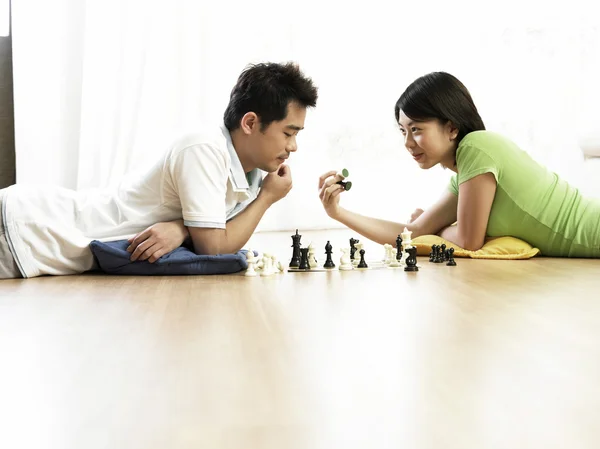 Pár hrát šachy na podlaze — Stock fotografie