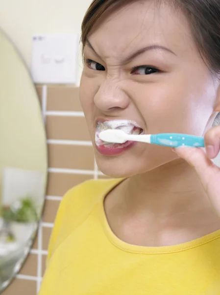 Young woman brushing teeth — Stock Photo, Image