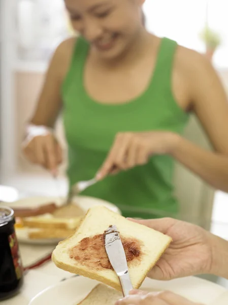 Giovane signora mangiare la sua colazione con una forchetta — Foto Stock