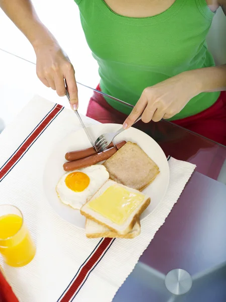 Närbild kvinna att göra frukost — Stockfoto