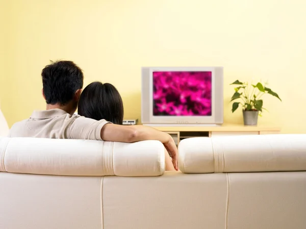 Couple regardant la télévision dans le salon — Photo