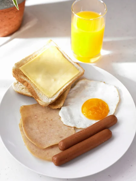 Frühstück fertig auf dem Tisch — Stockfoto